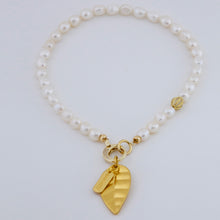 Cargar imagen en el visor de la galería, Collar de Perla con dijes de Hoja y Namasté. Aretes a juego incluídos.