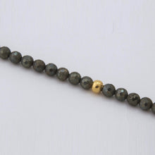 Cargar imagen en el visor de la galería, Collar doble de Pirita y cadena con dijes de Colmillo y Galleta de mar. Aretes a juego incluídos.