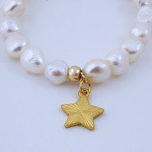 Cargar imagen en el visor de la galería, Pulsera Perla, dije Circonia y estrella.