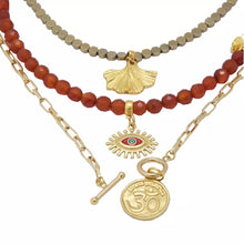 Cargar imagen en el visor de la galería, Collar triple de Cornalina, Hematita y cadena con Ojo Protector, hoja de la fortuna y símbolo OM. Aretes a juego incluidos.
