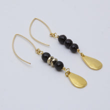 Cargar imagen en el visor de la galería, Collar doble de Ónix y cadena con dije de Pluma. Aretes a juego incluídos.