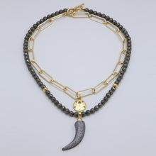 Cargar imagen en el visor de la galería, Collar doble de Pirita y cadena con dijes de Colmillo y Galleta de mar. Aretes a juego incluídos.