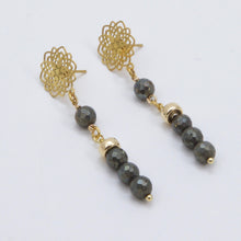 Cargar imagen en el visor de la galería, Collar doble de Pirita y cadena con dijes de Colmillo y Galleta de mar. Aretes a juego incluídos.