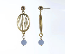 Cargar imagen en el visor de la galería, Arete ovalado cebra con Ágata Cinta Azul.