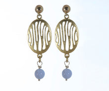 Cargar imagen en el visor de la galería, Arete ovalado cebra con Ágata Cinta Azul.