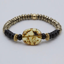 Cargar imagen en el visor de la galería, Pulsera de Ónix y Hematita con dije de Ámbar.