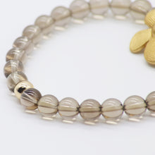 Cargar imagen en el visor de la galería, Pulsera de Cuarzo Ahumado con dije de Flor pequeña.