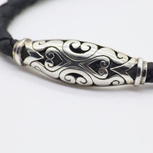 Cargar imagen en el visor de la galería, Pulsera de cuero con dije Balinés.