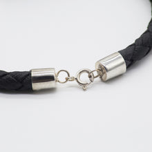 Cargar imagen en el visor de la galería, Pulsera de cuero con dije Balinés.