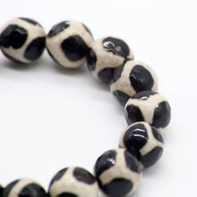 Cargar imagen en el visor de la galería, Pulsera para hombre de Ágata con dije de aro.