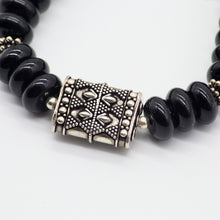 Cargar imagen en el visor de la galería, Pulsera para hombre de Ónix con dije étnico.