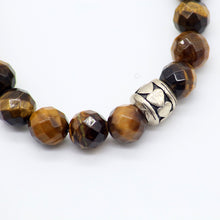 Cargar imagen en el visor de la galería, Pulsera de Ojo de Tigre con dije de Calavera y Circonia.