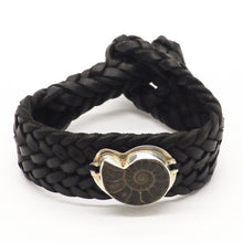 Cargar imagen en el visor de la galería, Pulsera de cuero con Amonita (fósil).