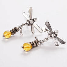 Cargar imagen en el visor de la galería, Collar de Hematita con dije Libélulas y Ámbar. Aretes a juego incluídos.