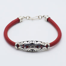 Cargar imagen en el visor de la galería, Pulsera para hombre de cuero con dije Balinés.