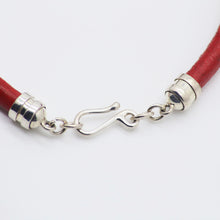 Cargar imagen en el visor de la galería, Pulsera para hombre de cuero con dije Balinés.