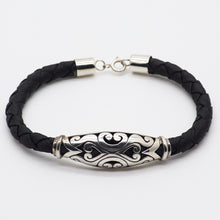 Cargar imagen en el visor de la galería, Pulsera de cuero con dije Balinés.