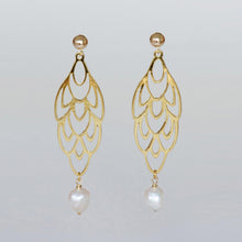 Cargar imagen en el visor de la galería, Arete largo de hoja con Perla mediana.