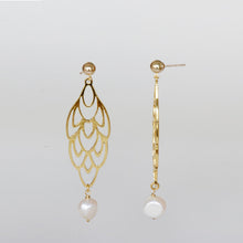 Cargar imagen en el visor de la galería, Arete largo de hoja con Perla mediana.