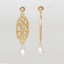Load image into Gallery viewer, Long abstract earring with Pearl.