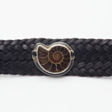 Cargar imagen en el visor de la galería, Pulsera de cuero con Amonita (fósil).