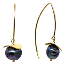 Load image into Gallery viewer, Gray pearl earring with wavy disc.