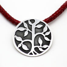 Cargar imagen en el visor de la galería, Gargantilla de cuero con dije de Árbol de la Vida.