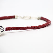 Cargar imagen en el visor de la galería, Gargantilla de cuero con dije de Árbol de la Vida.