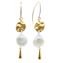 Load image into Gallery viewer, White Pearl earring with sand dollar pendant
