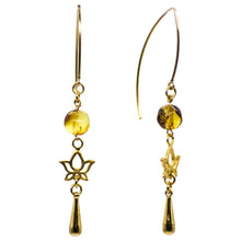 Cargar imagen en el visor de la galería, Arete de Ámbar con dije de Flor de Loto.