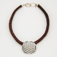 Cargar imagen en el visor de la galería, Gargantilla de cuero con dije de Flor de la Vida.