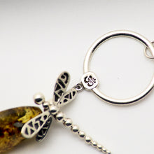 Cargar imagen en el visor de la galería, Dije Aro Equilibrante de Ámbar con Libélula y símbolo OM.