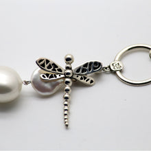 Cargar imagen en el visor de la galería, Dije Aro Equilibrante de Perla blanca con Libélula y símbolo OM.
