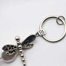 Cargar imagen en el visor de la galería, Dije Aro Equilibrante de Perla blanca con Libélula y símbolo OM.