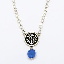 Cargar imagen en el visor de la galería, Collar de cadena de con dije de Árbol de la Vida y Cuarzo Azul.