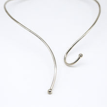 Cargar imagen en el visor de la galería, Gargantilla minimalista, el fluir del espíritu.