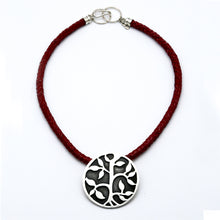 Cargar imagen en el visor de la galería, Gargantilla de cuero con dije de Árbol de la Vida.