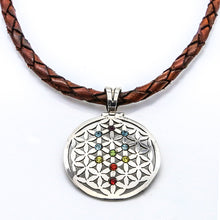 Cargar imagen en el visor de la galería, Gargantilla de cuero con dije de Flor de la Vida.