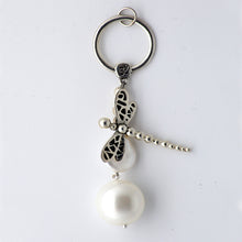 Cargar imagen en el visor de la galería, Dije Aro Equilibrante de Perla blanca con Libélula y símbolo OM.