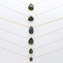 Cargar imagen en el visor de la galería, Collar de cadena con Labradorita.