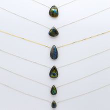 Cargar imagen en el visor de la galería, Collar de cadena con Labradorita.