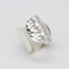 Cargar imagen en el visor de la galería, Anillo ajustable con Ónix, Hematita y Circonia.