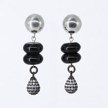 Cargar imagen en el visor de la galería, Arete media bola con Ónix y dije gota Circonia