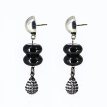 Cargar imagen en el visor de la galería, Arete media bola con Ónix y dije gota Circonia