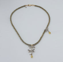 Cargar imagen en el visor de la galería, Collar de Hematita con dije Libélulas y Ámbar. Aretes a juego incluídos.