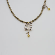 Cargar imagen en el visor de la galería, Collar de Hematita con dije Libélulas y Ámbar. Aretes a juego incluídos.