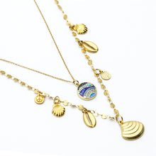 Cargar imagen en el visor de la galería, Collar de cadena doble con dijes pequeños.