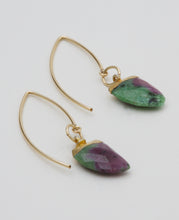 Cargar imagen en el visor de la galería, Collar de Amatista con dije de Olas con Rubí Zoisita. Aretes a juego incluídos.