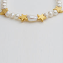 Cargar imagen en el visor de la galería, Pulsera de Perla con estrellas.