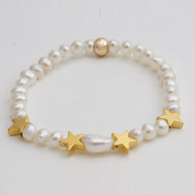 Cargar imagen en el visor de la galería, Pulsera de Perla con estrellas.